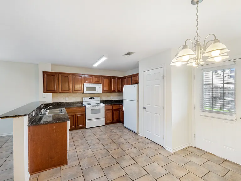 1720 Boardwalk Ct — Photo 10