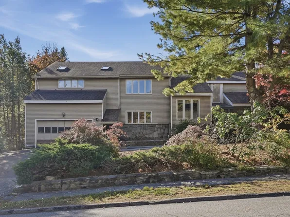 29 Whisper Dr, Worcester, MA 01609