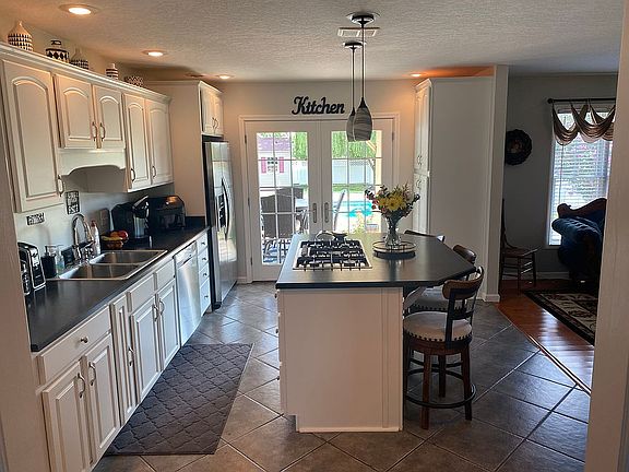 5th image of 492 N Hyde Park Dr
