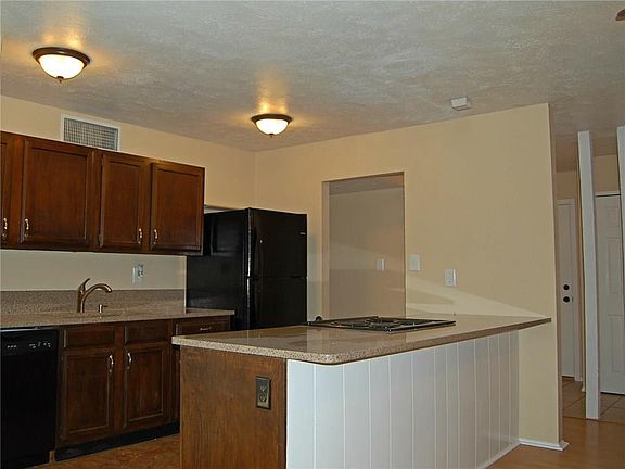 4th image of 719 Circle Cove Dr