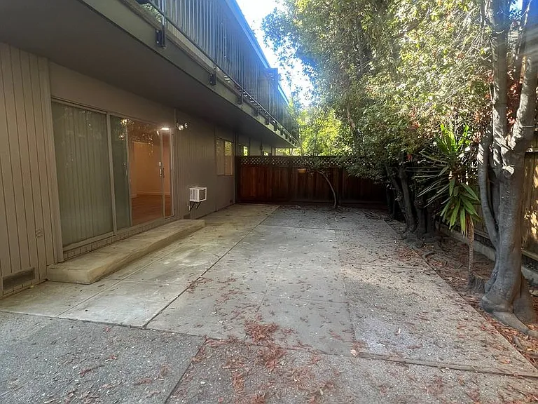 Oak Lane 960 — Photo 17