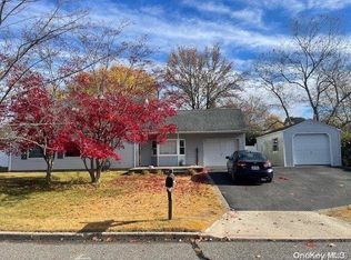 17 Ash Dr, Medford, NY 11763