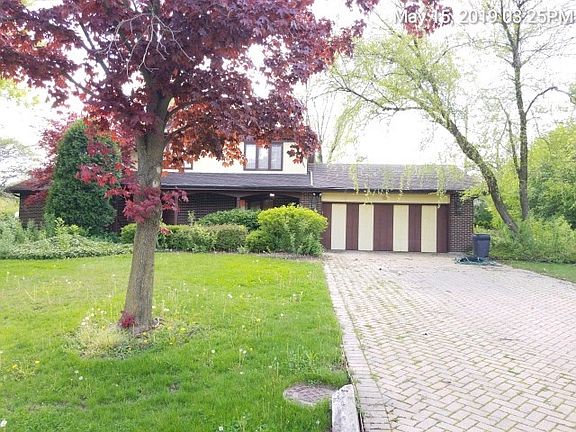 2nd image of 122 Graymoor Ln