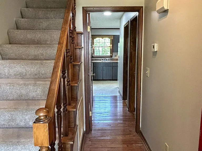 504 Stoney Brook Dr SW — Photo 2