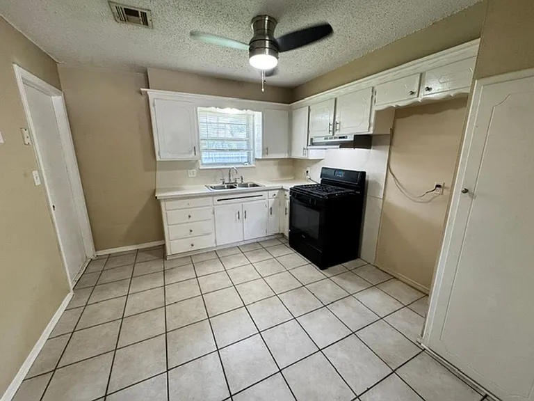 712 N Janeway Ave — Photo 2
