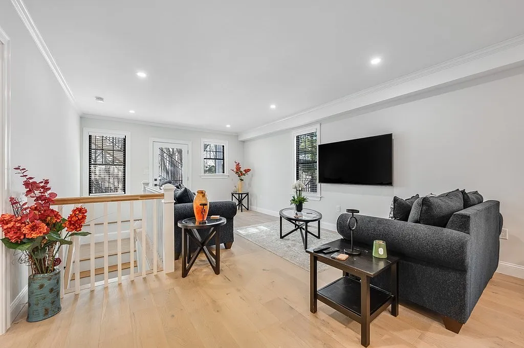 6 bed, 2100 sqft, $5,900 — Photo 1