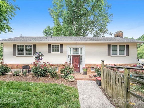 2nd image of 3838 Landmark Dr