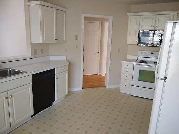 3rd image of 202 Adirondack Way