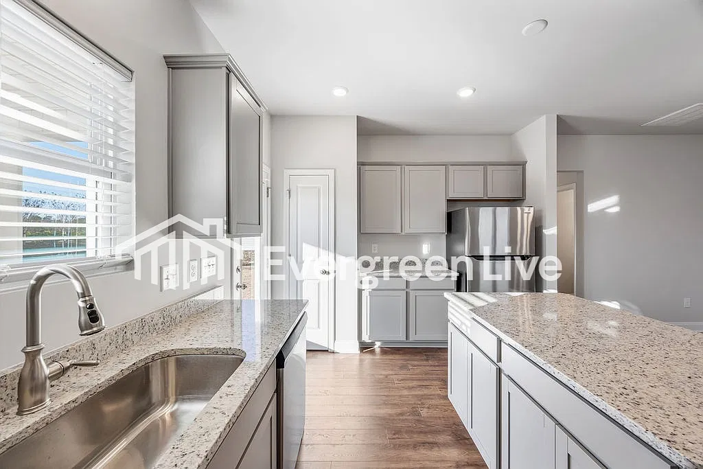 4 bed, 2.0 bath, 1982 sqft, $1,845 — Photo 3