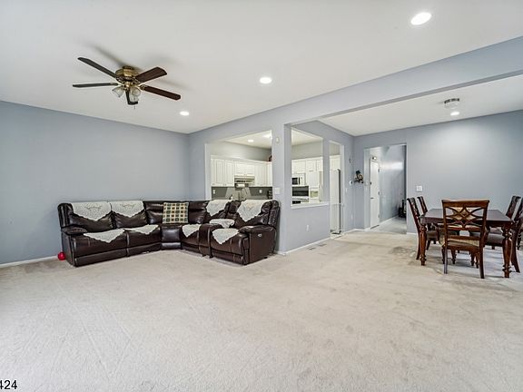 3rd image of 4 Summerhill Dr