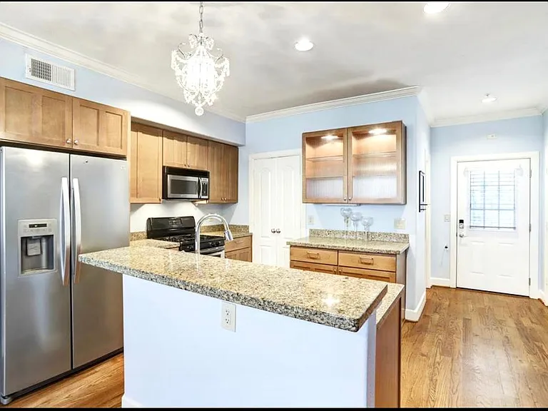 1602 Elgin St #15 — Photo 7