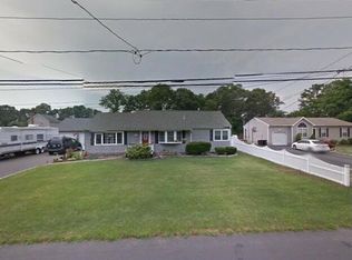 206 Hounslow Rd, Shirley, NY 11967