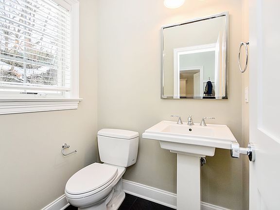 5th image of 31 Cedar Pl