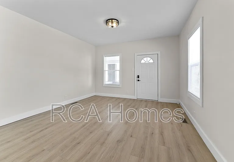 2903 E Michigan St — Photo 5