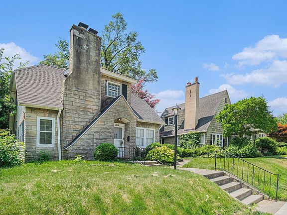 3rd image of 1014 E Oakside St