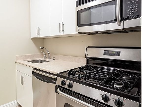 3rd image of 30 W 63rd St APT 27W
