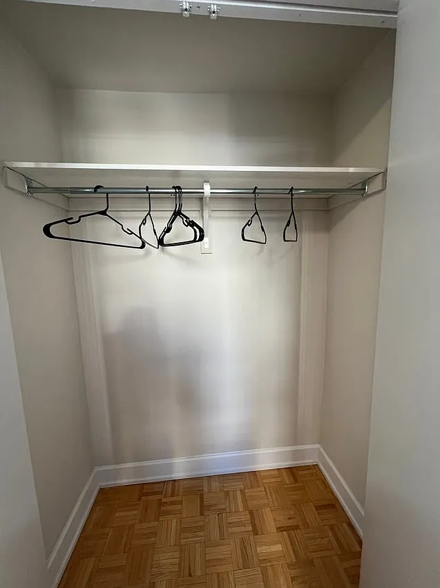 Deluxe Room - Rosehill Avenue & Yonge Street — Photo 3
