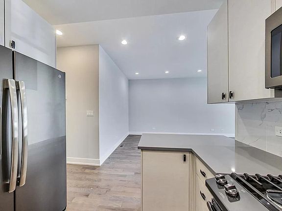 3rd image of 2831 N Avers Ave #1