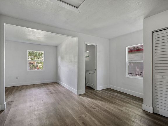 4th image of 1708 E Poinsettia Ave #R