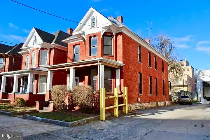 212 W John St photo 1