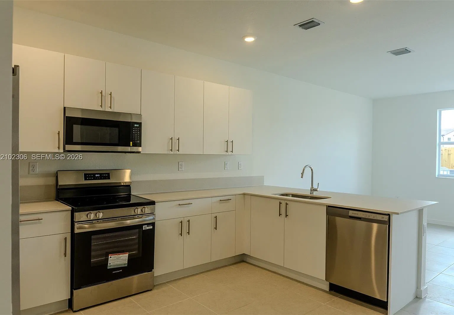 4 bed, 2.5 bath, $3,350 — Photo 2