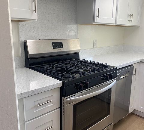 5th image of 1009 W Huntington Dr APT 18