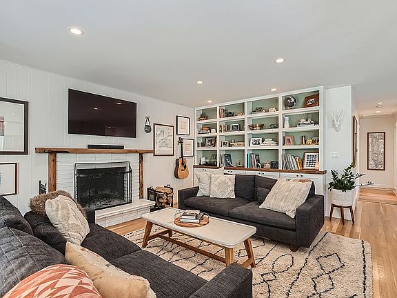 Living Room / Built Ins