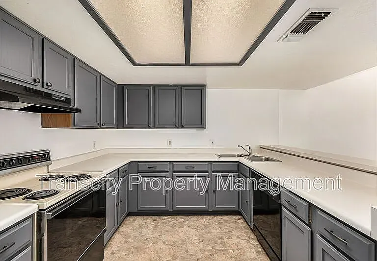 1111 W Summit Pl #24 — Photo 4