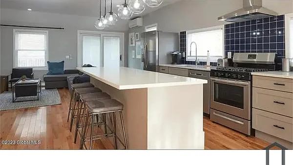 5 bed, 2122 sqft, $4,624 — Photo 4