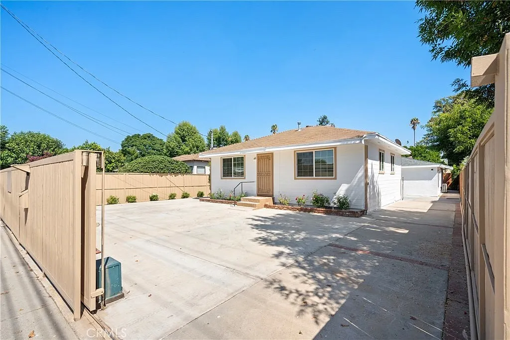 Lindley Ave, Reseda — Photo 3