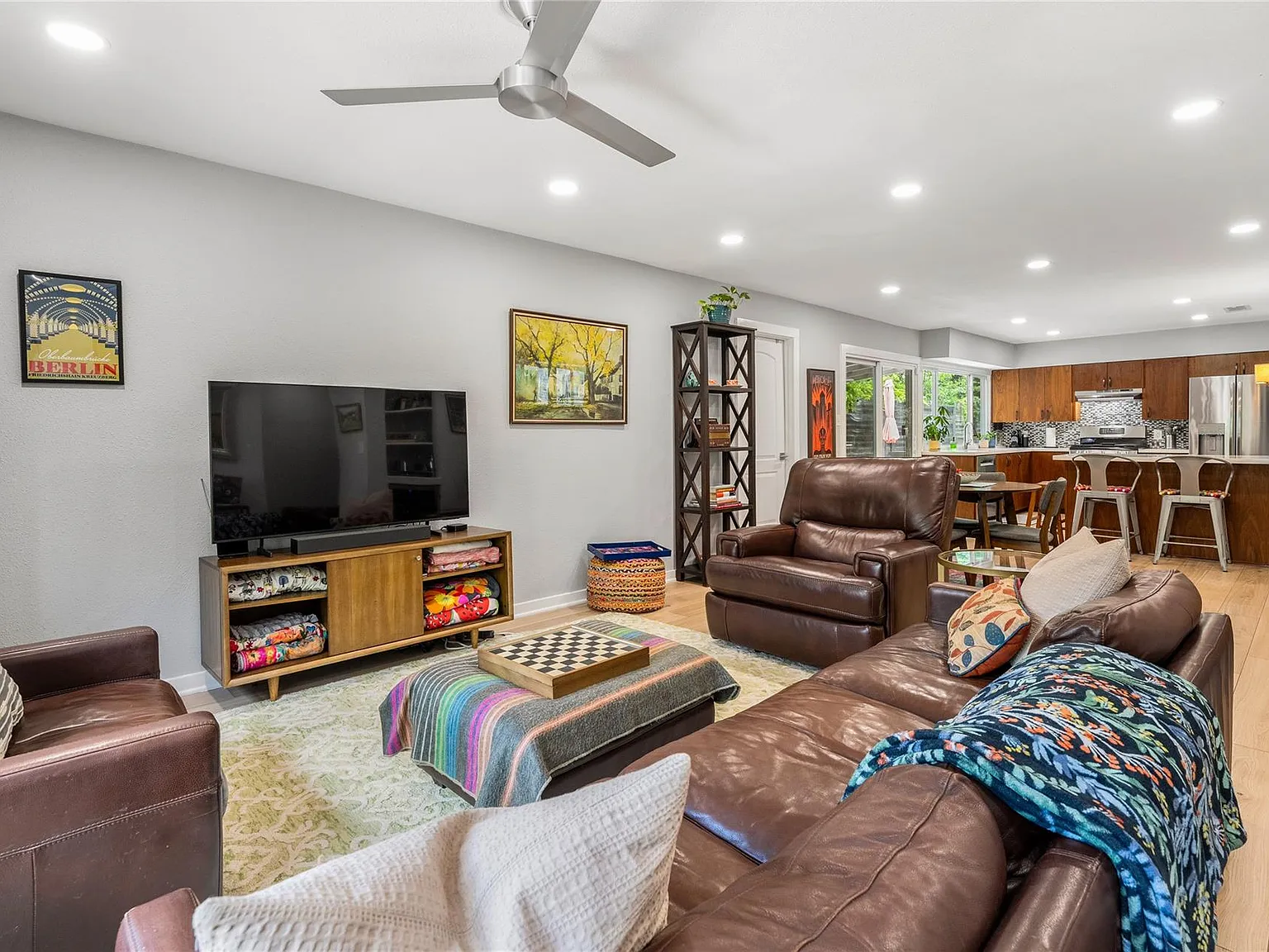 3 bed, 2.0 bath, 1185 sqft, $3,599 — Photo 2