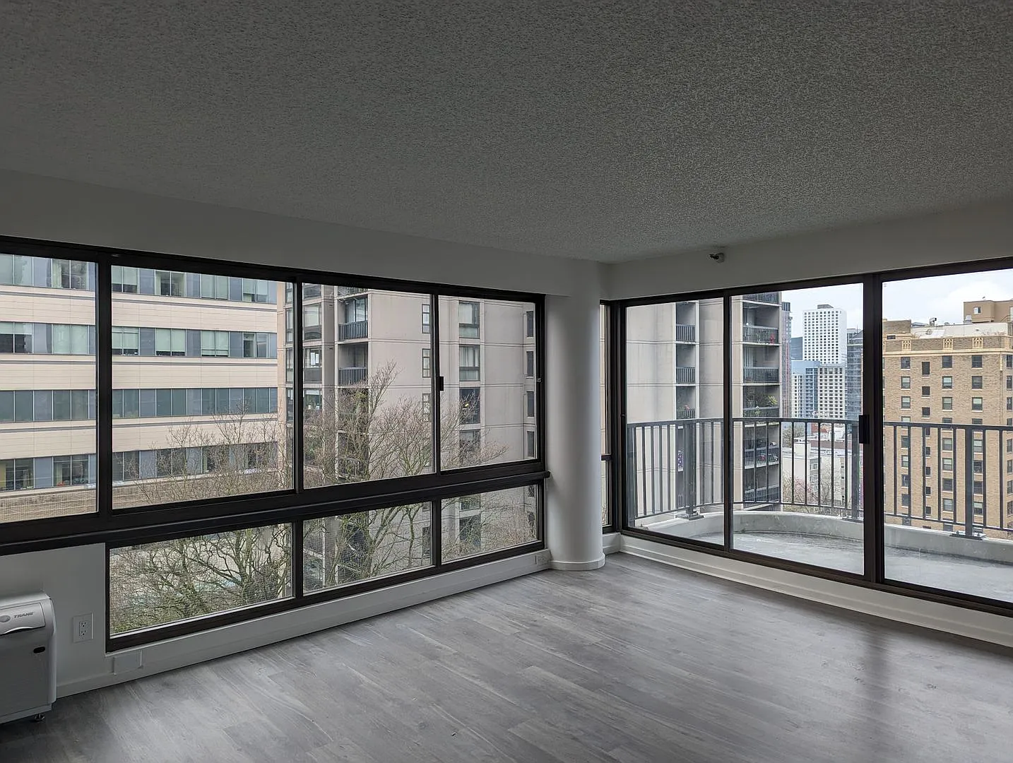 Gorgeous Space- Newly Remodeled Spring Hill Condo — Photo 2