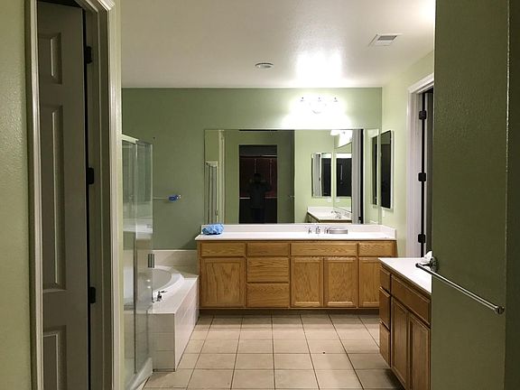 2nd image of 2208 Silver Oak Ln