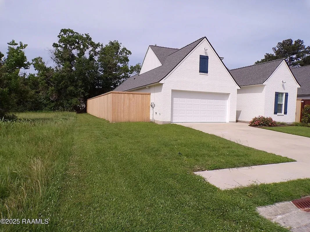 3 bed, 2.0 bath, 1823 sqft, $2,300 — Photo 2
