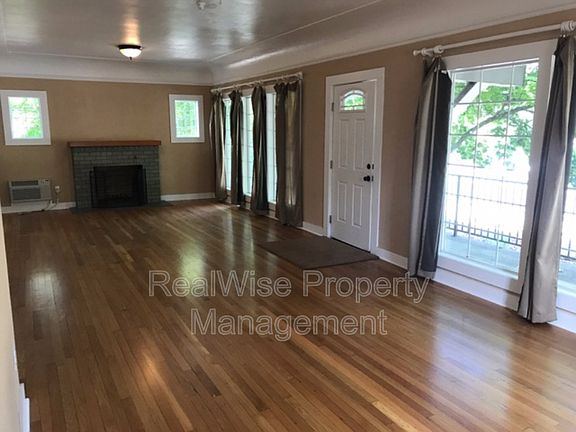3rd image of 724 Siskiyou Blvd