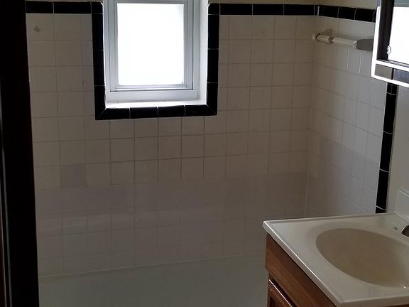 3rd image of 815 Winston Dr