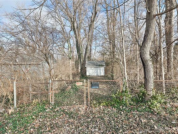 4th image of 345 Park End Dr