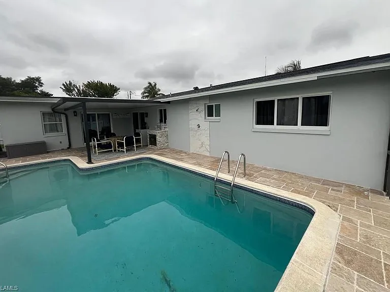 1118 NE Pine Island Ln — Photo 32