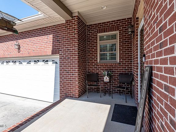 3rd image of 2462 Mountain Dr