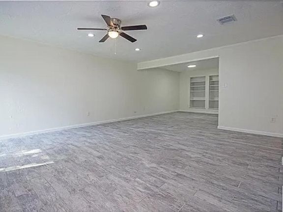 3rd image of 910 Trailwood Blvd