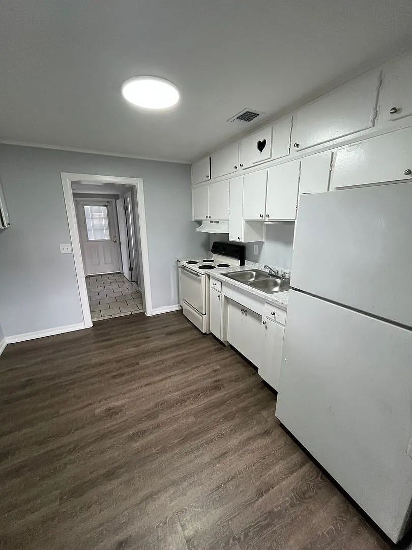 Spacious 4BR/1BA Lakeland Home with Screened Porch & Fenced Backyard! — Photo 3