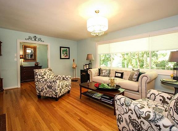 2nd image of 233 Oakland Cir