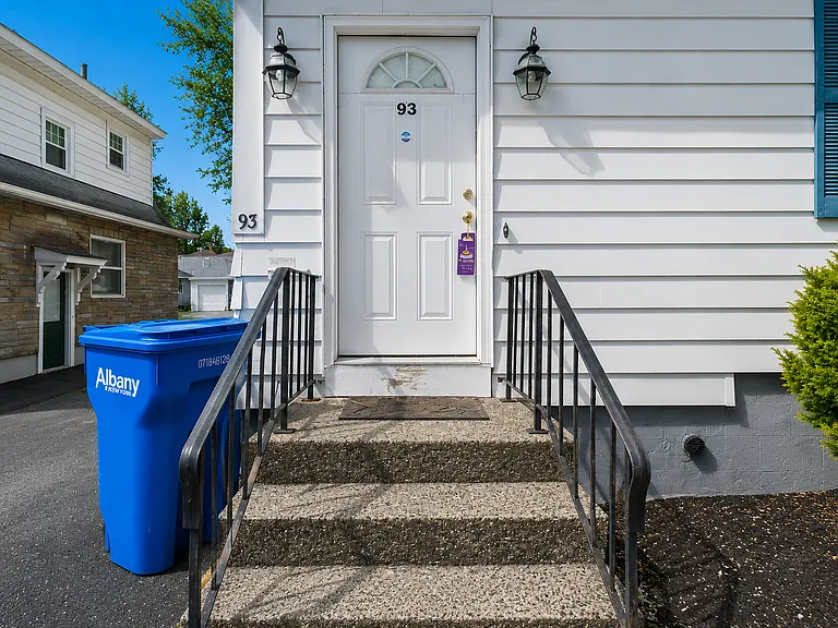 93 Hollywood Ave — Photo 3