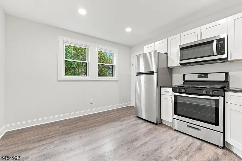 3 bed, 1.0 bath, $3,200 — Photo 4