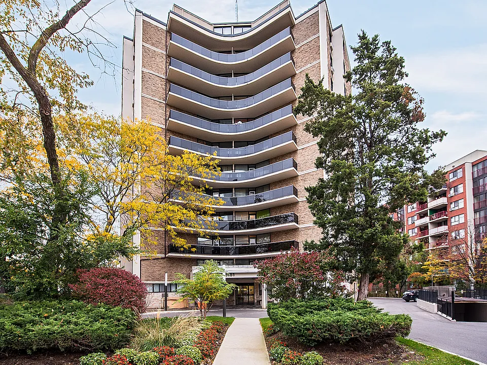 6151 Bathurst St