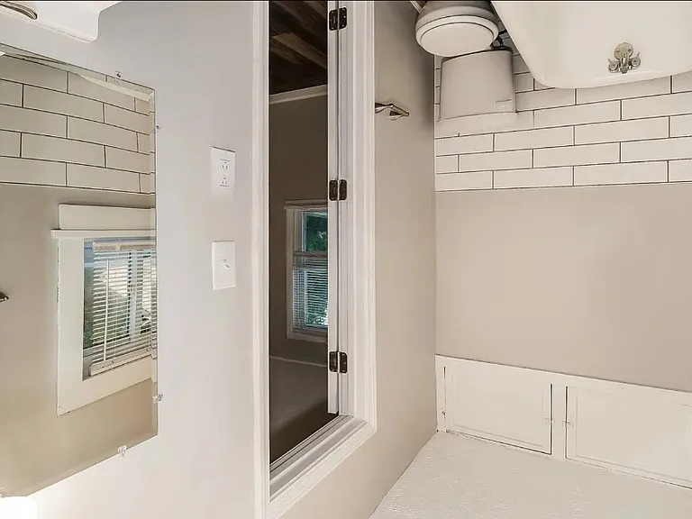 276 21st St NW — Photo 3
