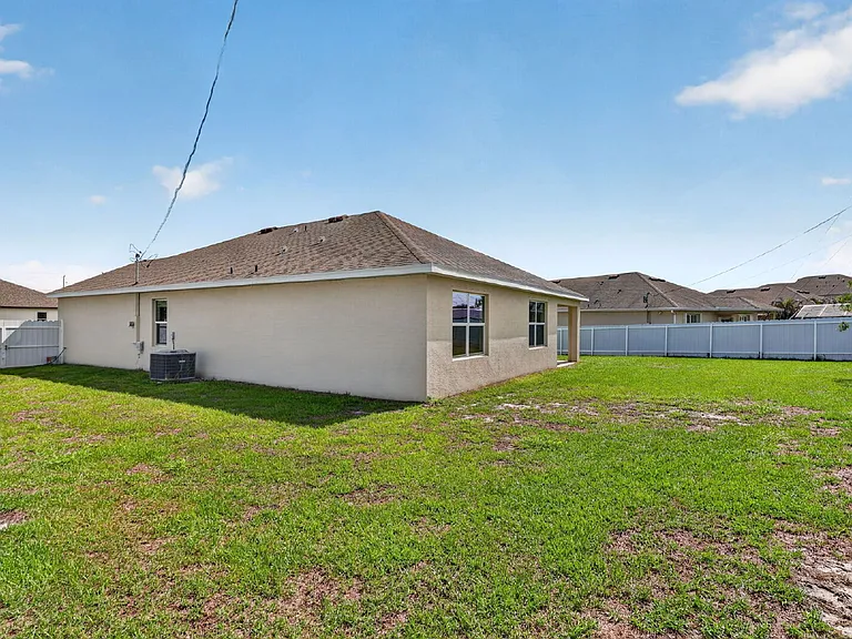 393 SW Tarra Ave — Photo 40