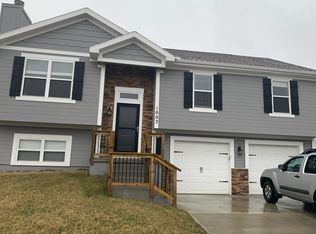 1003 Sunflower St, Smithville, MO 64089