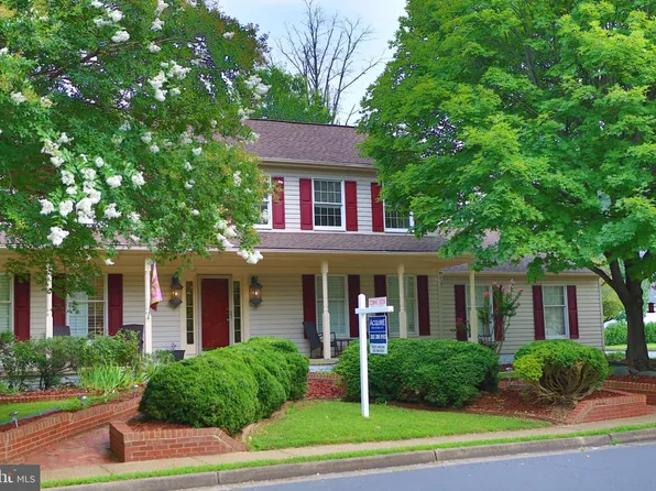 108 Briarwood Ct, Sterling, VA 20164