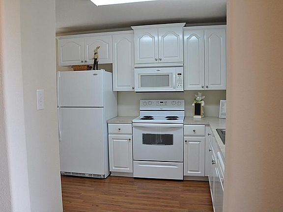 3rd image of 9631 Oak Hill Dr